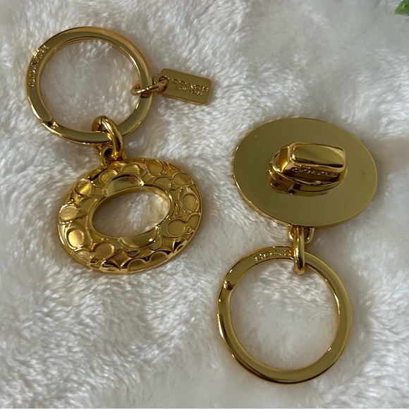 Coach Signature C Turnlock Valet Keyring in Goldtone - Picture 3 of 9